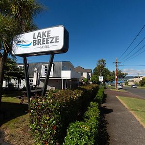 Lake Breeze Motel